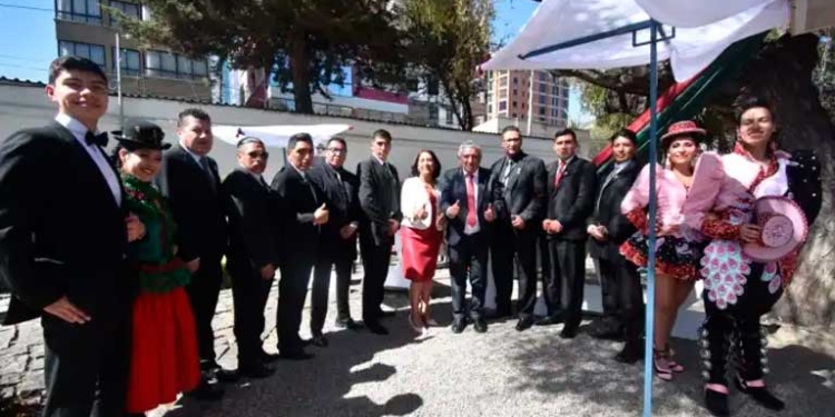 El alcalde Arias con invitados a la comida gourmet en el Jardín Japonés.