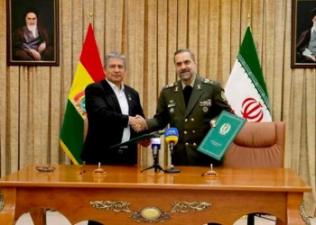 El ministro de Defensa de Irán, general de brigada Mohamad Reza Qarai Ashtiani y su homólogo boliviano, Edmundo Novillo Aguilar