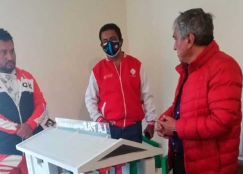 Fotografía donde se observa al alcalde de La Paz, Iván Arias junto con el concejal  Jorge Dulón y el empresario inmobiliario Harold L. de Edificios "Loritas" | Foto presentado por el diputado Alejandro Reyes