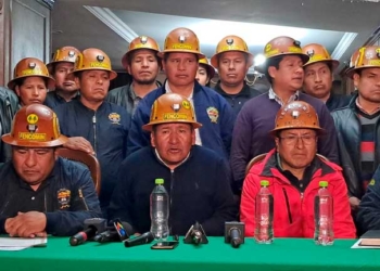 Dirigencia de Fencomin R.L. en conferencia de prensa