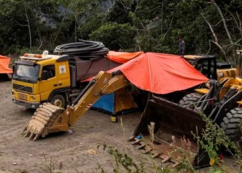 Una mina de oro sobre el río Beni, en el norte de Bolivia
REUTERS/Sergio Limachi