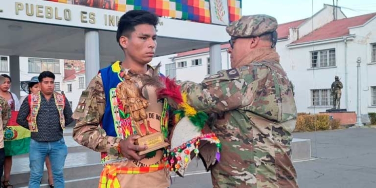 Maju Rioja, el tinku “manos de piedra” recibió una condecoración por el Ejército de Bolivia