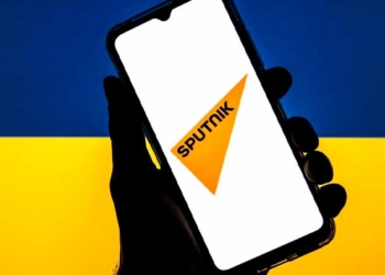 Logo de Sputnik frente a la bandera de Ucrania (Archivo) - Europa Press/Contacto/Thiago Prudencio - Archivo