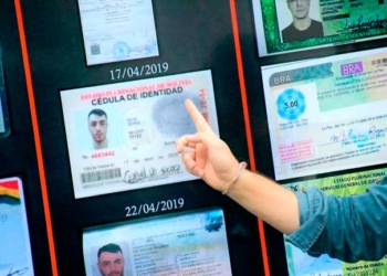 Eduardo Del Castillo, muestra los distintos documentos que usó Marset para eludir a las autoridades.