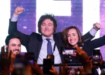 El candidato a la presidencia de Argentina Javier Milei festeja sus resultados en las elecciones primarias en Buenos Aires el 13 de agosto. © Alejandro Pagni / AFP