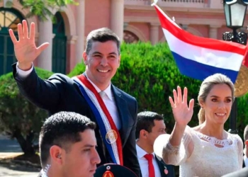 El nuevo presidente de Paraguay, Santiago Peña, y la primera dama, Leticia Ocampos, saludan durante un recorrido en coche a simpatizantes tras la ceremonia de investidura hoy, en Asunción (Paraguay). EFE - Daniel Piris