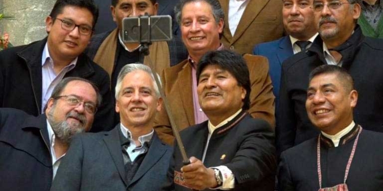 Evo Morales en 2018 junto a su gabinete  | Foto: Unitel