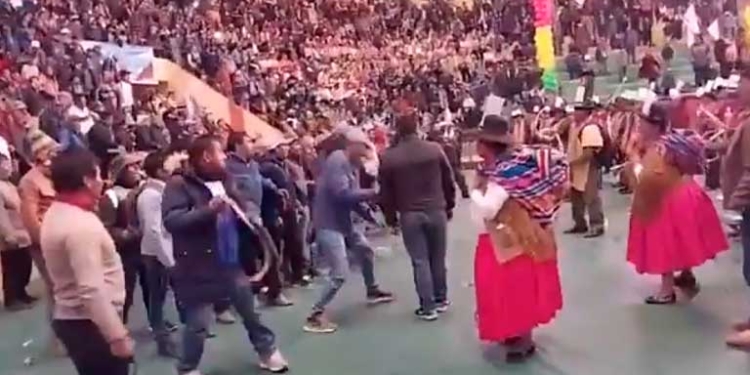 Enfrentamientos y desacuerdos marcan el segundo día del congreso de la Csutcb en Bolivia