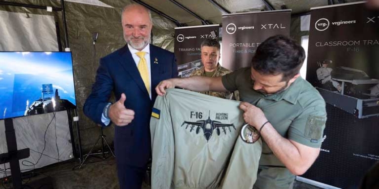 Volodimir Zelenski recibe una chaqueta de aviador en República Checa
Volodimir Zelenski recibe una chaqueta de aviador en República Checa - Europa Press/Contacto/Pool /Ukrainian Presidentia