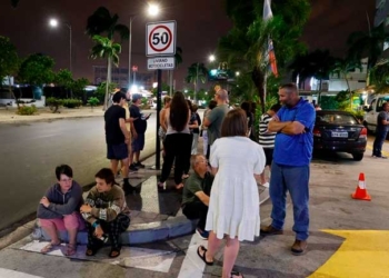 Personas salen a la calle durante un sismo hoy en Guayaquil (Ecuador). EFE/Mauricio Dueñas Castañeda