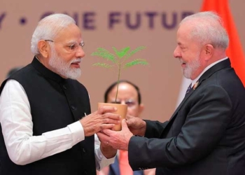 Narendra Modi (i) y Luiz Inacio Lula da Silva (d) durante la clausura de la cumbre. EFE/EPA/Oficina de Información de India