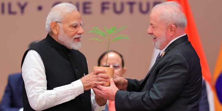 Narendra Modi (i) y Luiz Inacio Lula da Silva (d) durante la clausura de la cumbre. EFE/EPA/Oficina de Información de India