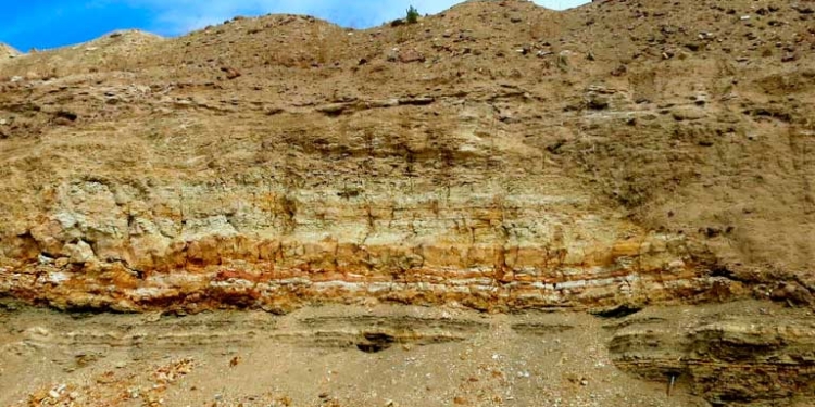 Capas de arcilla arcillosa que contienen minerales de litio en la caldera McDermitt | © Chris Henry