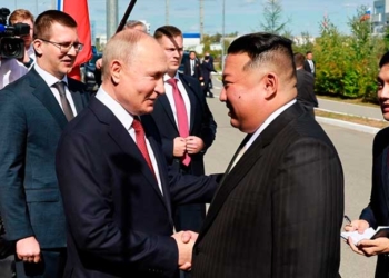 El presidente de Rusia, Vladímir Putin, saluda a su homólogo norcoreano, Kim Jong-un, en el cosmódromo ruso de Vostochni, en la región siberiana de Amur. EFE/EPA/Vladimir Smirnov/SPUTNIK/KREMLIN POOL