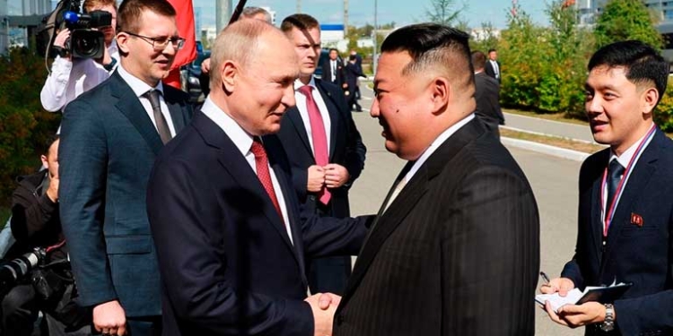 El presidente de Rusia, Vladímir Putin, saluda a su homólogo norcoreano, Kim Jong-un, en el cosmódromo ruso de Vostochni, en la región siberiana de Amur. EFE/EPA/Vladimir Smirnov/SPUTNIK/KREMLIN POOL