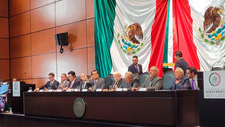 Congreso de México se convierte en escenario de controversia al exponer supuestas momias extraterrestres