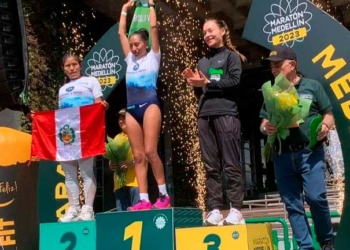 La atleta boliviana Jhoselyn Camargo se consagró campeona de la Media Maratón de Medellín