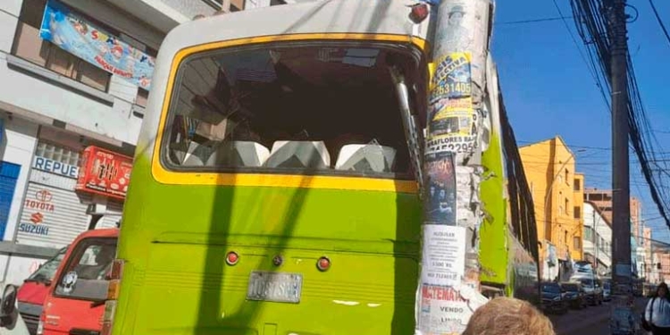 El bus que terminó colisionando con un poste. Foto: ATB.
