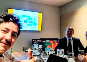 Luis Marcelo Arce Mosqueira, hijo del Presidente Luís Arce Catacora junto a directivos de empresa rusa / RR.SS.