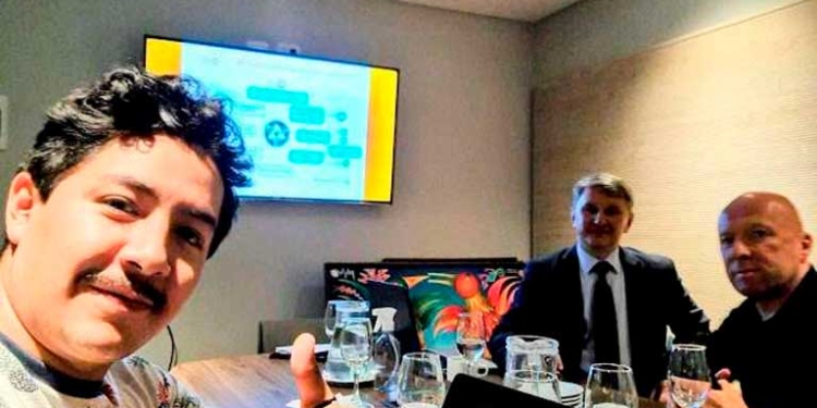 Luis Marcelo Arce Mosqueira, hijo del Presidente Luís Arce Catacora junto a directivos de empresa rusa / RR.SS.