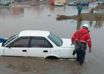 Un taxi de color blanco quedó atrapado en el agua, a la altura de la zona de Villa Tunari de la ciudad alteña | Foto: RRSS