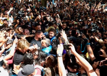 Javier Milei rodeado de una multitud