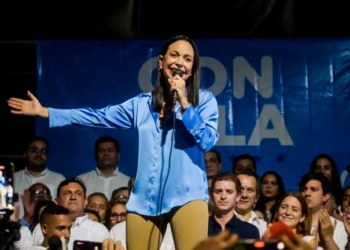 La exdiputada María Corina Machado celebra junto a aliados y seguidores en las primeras horas de este lunes los resultados ofrecidos por la comisión de elecciones primarias, en Caracas (Venezuela). EFE/Miguel Gutiérrez