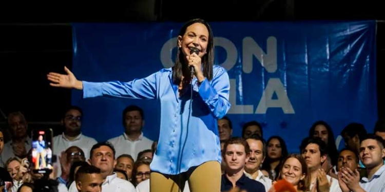 La exdiputada María Corina Machado celebra junto a aliados y seguidores en las primeras horas de este lunes los resultados ofrecidos por la comisión de elecciones primarias, en Caracas (Venezuela). EFE/Miguel Gutiérrez