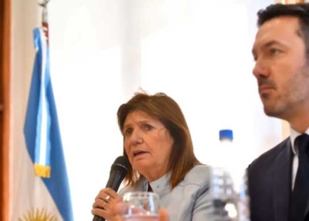 La excandidata Patricia Bulrich habla junto a su compañero de fórmula, Luis Petri hoy en Buenos Aires (Argentina). EFE/ Enrique García Medina