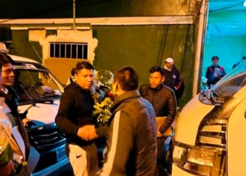 El prsdidente de Adepcoca, Freddy Machicadom llega al mercado de Villa Fátima