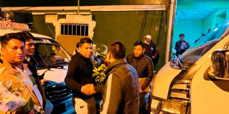 El prsdidente de Adepcoca, Freddy Machicadom llega al mercado de Villa Fátima