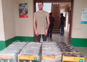 Harvey Pittam de nacionalidad inglés entrega equipos contra incendiós en el municipio de San Buenaventura en Bolivia