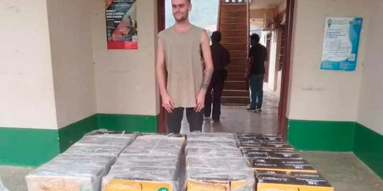 Harvey Pittam de nacionalidad inglés entrega equipos contra incendiós en el municipio de San Buenaventura en Bolivia