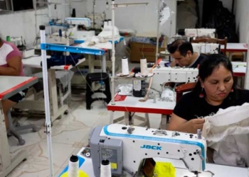 Fotografía del taller de trabajo de la costurera boliviana Dilma Chilaca, el 10 de noviembre de 2023, en Sao Paulo (Brasil). EFE/ Isaac Fontana