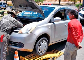 Un conductor aguarda la inspección de su vehículo. DICO SOLÍS