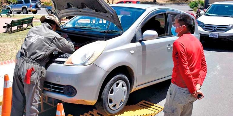 Un conductor aguarda la inspección de su vehículo. DICO SOLÍS