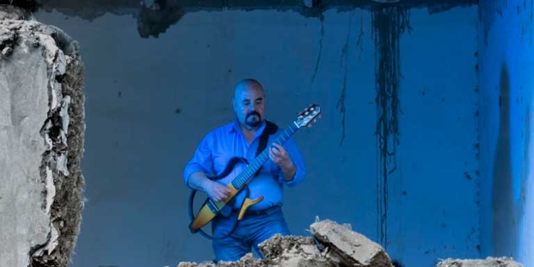 El cantautor y compositor, autor de clásicos como "No puedo escapar de ti" y "Entre susurros", falleció tras una larga lucha contra las complicaciones del covid-19.