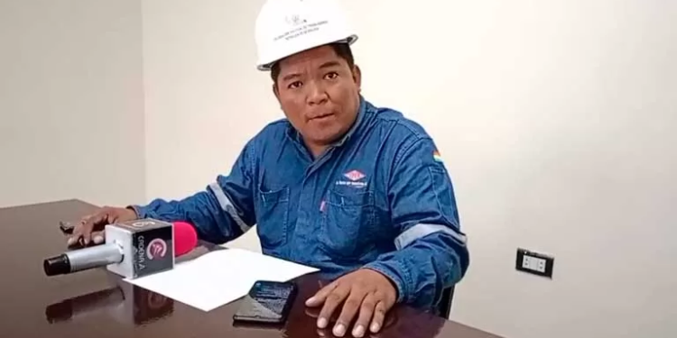 El secretario general del sindicato de trabajadores de YPFB Logística, Efraín Ortega en conferencia de prensa