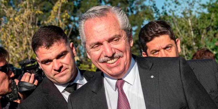 A un día de dejar el poder,Alberto Fernández dictó un decreto que garantiza la custodia policial en el exterior a ex presidentes y ex vicepresidentes (EFE/ Sofia Torres)