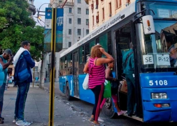 Un grupo de personas hacen cola para subir a un ómnibus en La Habana (EFE)