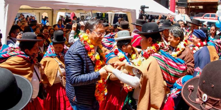 Luis Arce celebrando el 44 aniversario de Confederación Nacional de Mujeres Campesinas Indígenas Originarias de Bolivia “Bartolina Sisa”