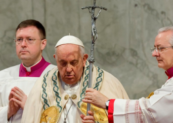 El Papa Francisco (centro) oficia la Santa Misa de la Solemnidad de María, Madre de Dios, en la Basílica de San Pedro. EFE/EPA/Giuseppe Lami
