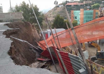 Caída de una plataforma de una construcción al finalizar la Av. 20 de Octubre, a la altura de la conexión con la Av. Kantutani La Paz