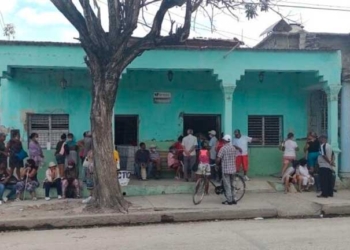 Fila en una farmacia en la ciudad de Holguín (Foto: CubaNet)