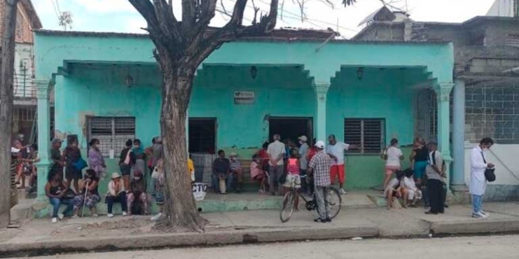Fila en una farmacia en la ciudad de Holguín (Foto: CubaNet)