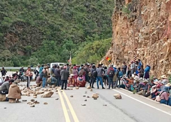 Bloqueo de caminos en el municipio de Totora  en el sector de Epizana
