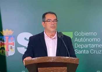 Mario Aguilera en su primera conferencia de prensa como Gobernador suplente de Santa Cruz.