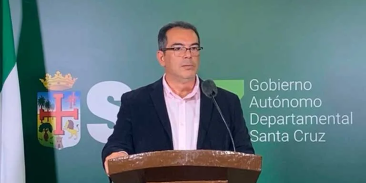 Mario Aguilera en su primera conferencia de prensa como Gobernador suplente de Santa Cruz.