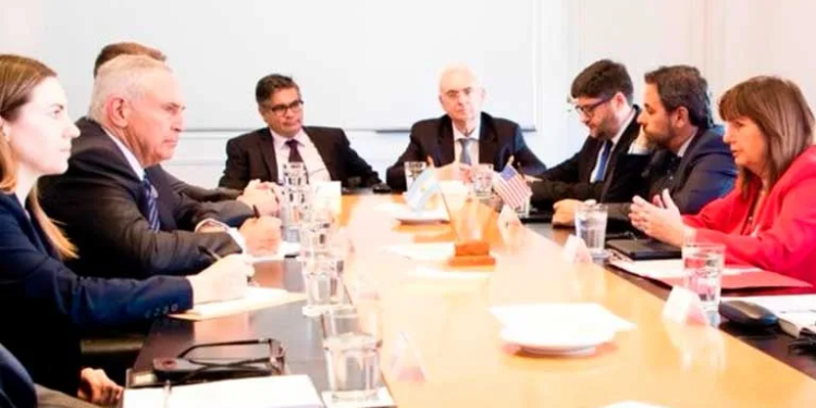 La ministra de Seguridad, Patricia Bullrich, se reunió el viernes con el embajador de Estados Unidos, Marck Stanley y sus principales asesores | Foto: El Clarín