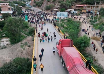 Persisten bloqueos en Bolivia: 32 policías heridos y 21 aprehendidos por medida de afines a Evo Morales